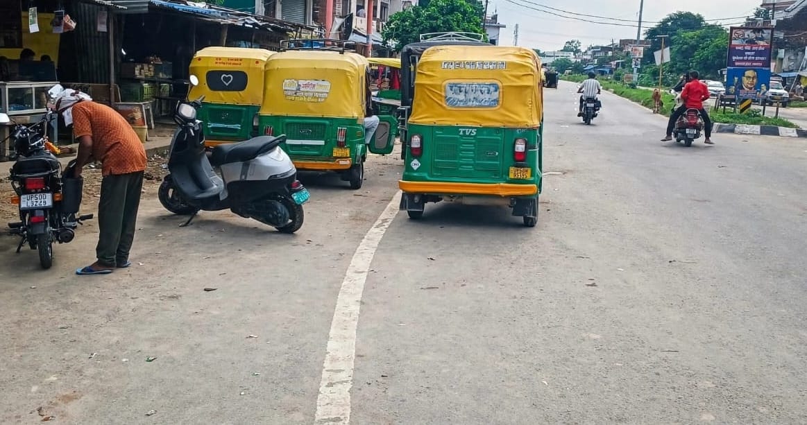 बरदह में हाईवे पर अतिक्रमण बेतरतीब ढंग से खड़े आटो। संवाद