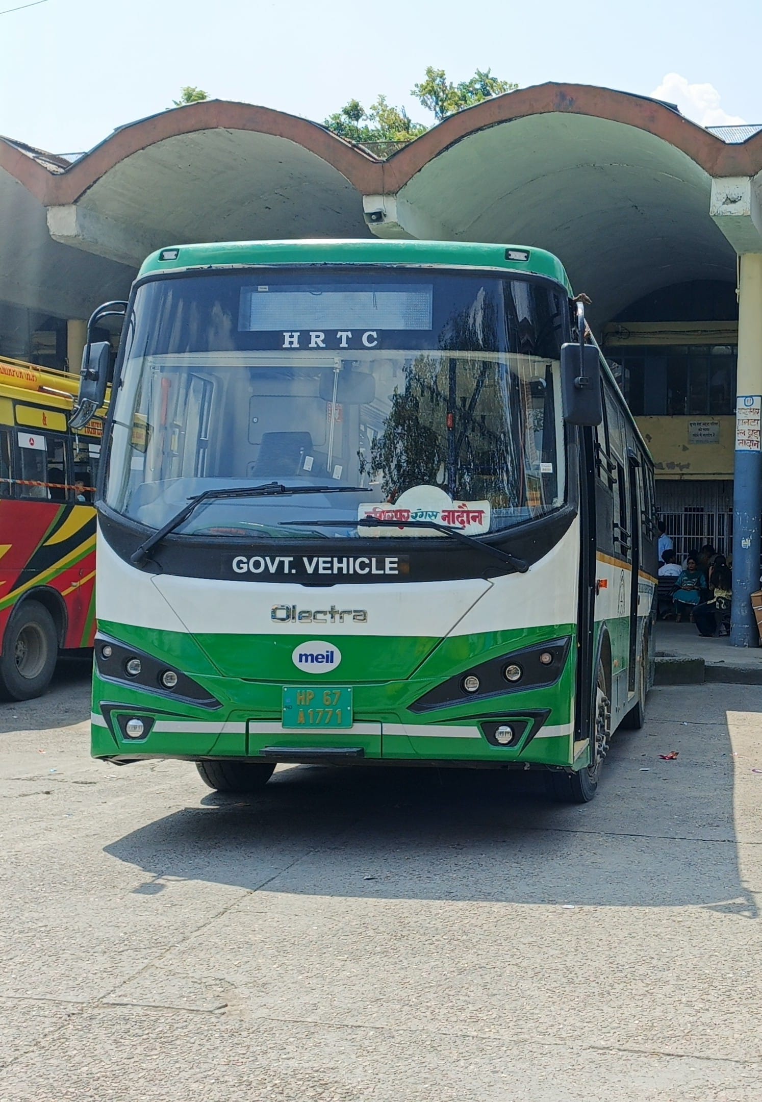 बस अड्डा हमीरपुर में खड़ी इलेक्ट्रिक बस। संवाद