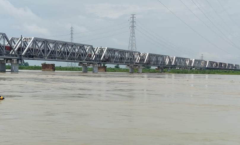 Ganga's water level remains stable; flood threat still looms over the low-lying floodplains.