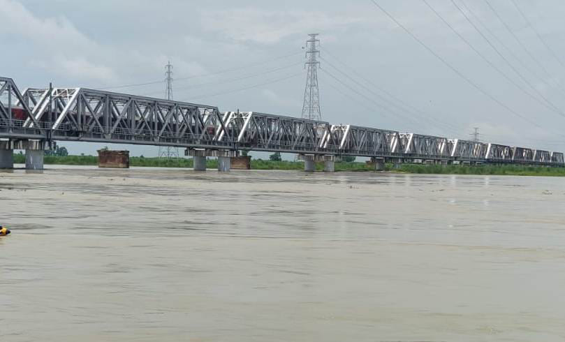 Ganga's water level remains stable; flood threat still looms over the low-lying floodplains.