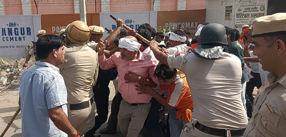 चीका में पुलिस कर्मचारियों के साथ भिड़ते हुए हड़ताली सफाई कर्मचारी। संवाद