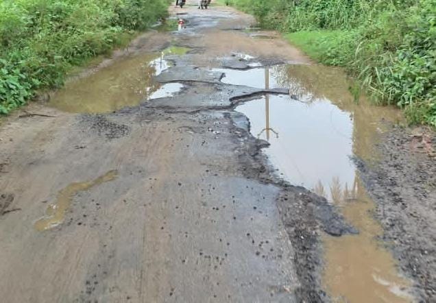 Mokshadham road turns into pothole, traffic in many villages affected