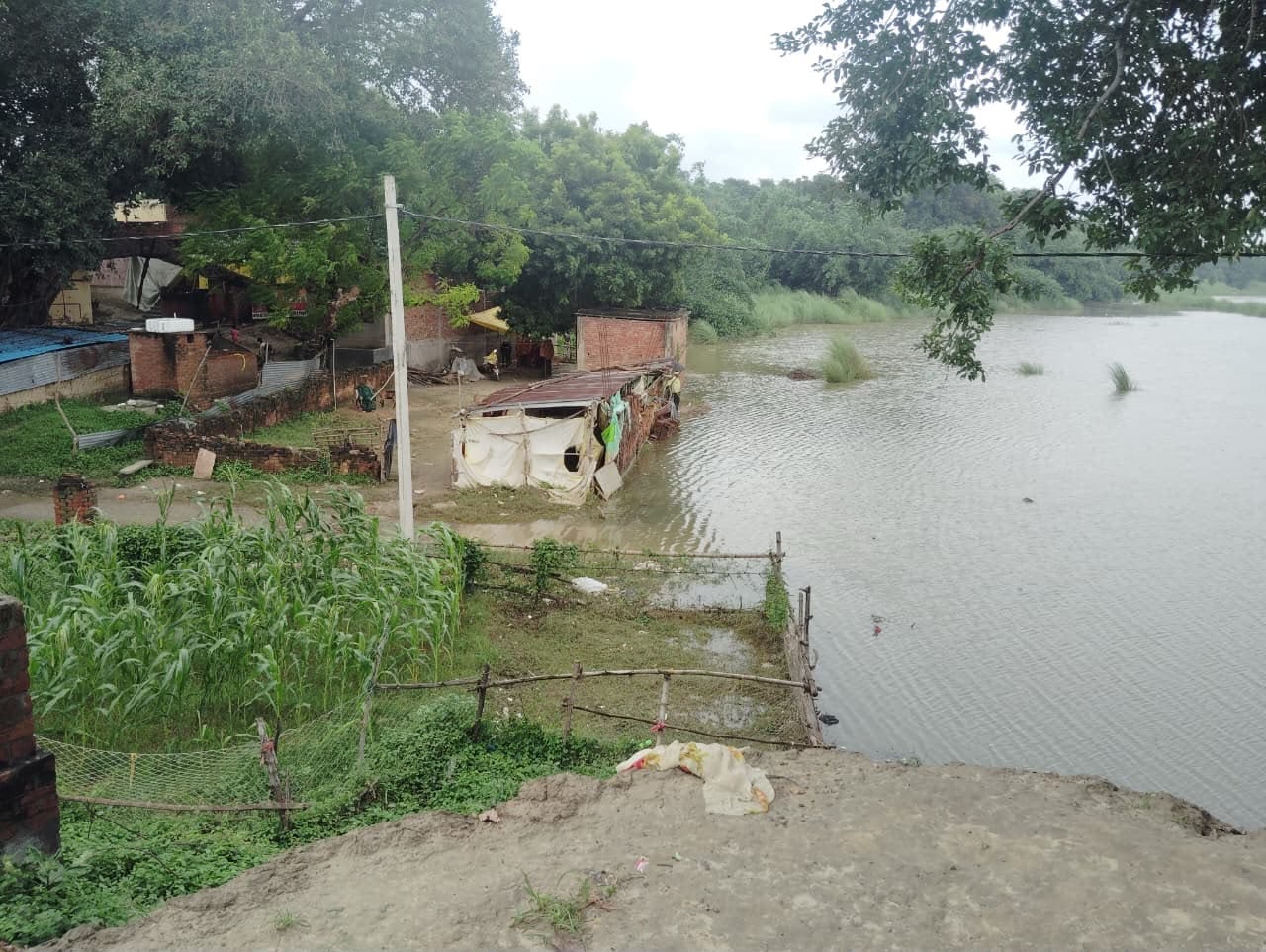 चंदवक घाट के रिहायशी इलाके से खिसकने लगा पानी । संवाद