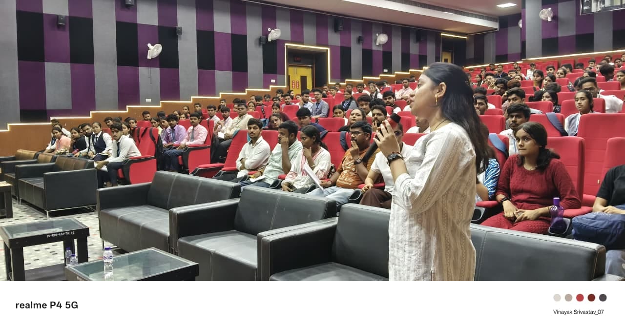 छात्रों से वार्ता करते संवाद कार्यक्रम में कुलपति प्रो राकेश कुमार सिंह से संवाद करती छात्रा। स