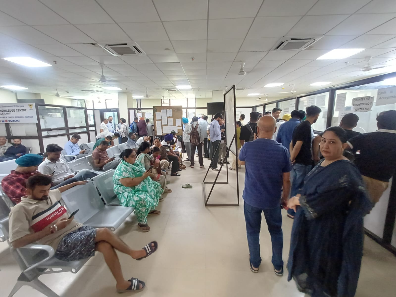 डीएल और आरसी का काम करवाने के लिए अंत्योदय सरल केंद्र में लगी लोगों की भीड़। संवाद