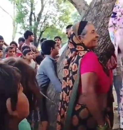 फोटो 06 - गंजडुंडवारा के एक गांव में  चोरी के इल्जाम में पेड़ से बंधा नाबलिग। स्रोत : वीडिग्राफ