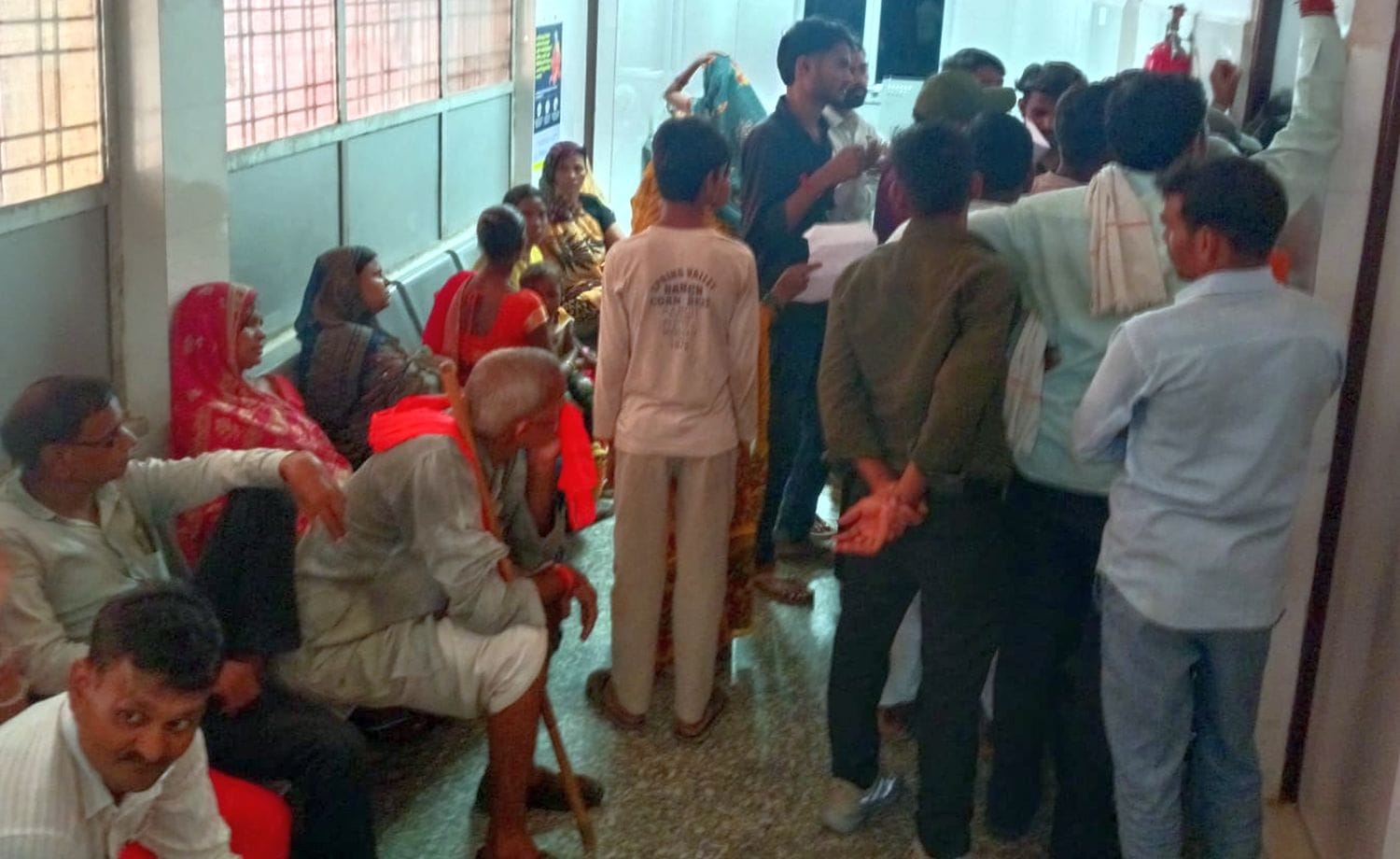 फोटो 08 एमएएचपी 16 परिचय-जिला अस्पताल की लैब में जांच के बाद रिपोर्ट लेने को जुटी मरीज व तीमारद