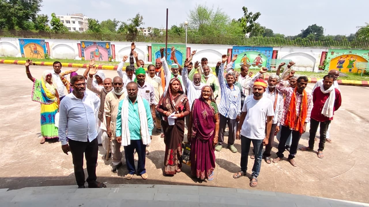 फोटो 09 सीकेटीपी 18 कलक्ट्रेट में प्रदर्शन करते ग्रामीण। संवाद