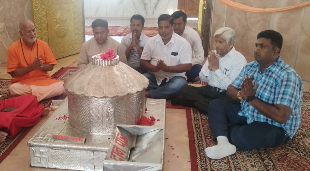 फोटो 1 नरवाना। गणपति उत्सव का पहला निमंत्रण बाबा गैबी साहब के चरणों में अर्पित करते हुए संस्था 