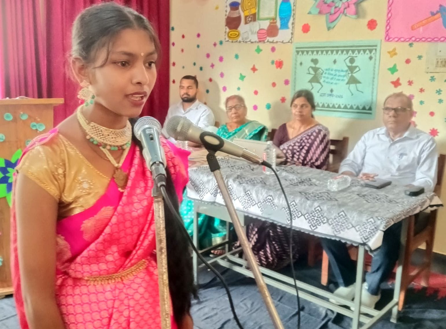 फोटो-10- जीजीआईसी में गीत गायन प्रतियोगिता में प्रतिभाग करती छात्रा काजल। संवाद