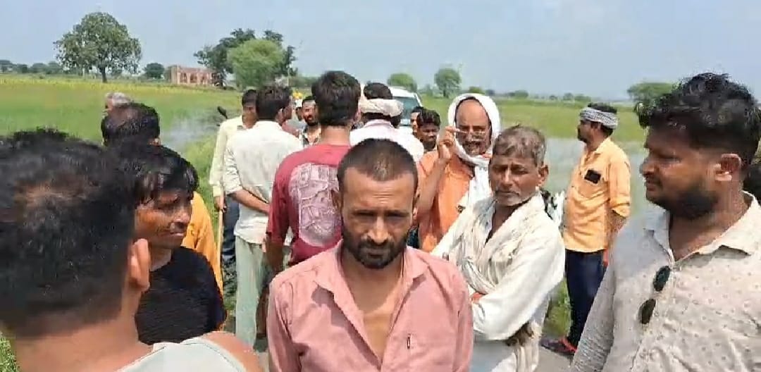 फोटो -13 मौके पर जुटी लोगों की भीड़। संवाद