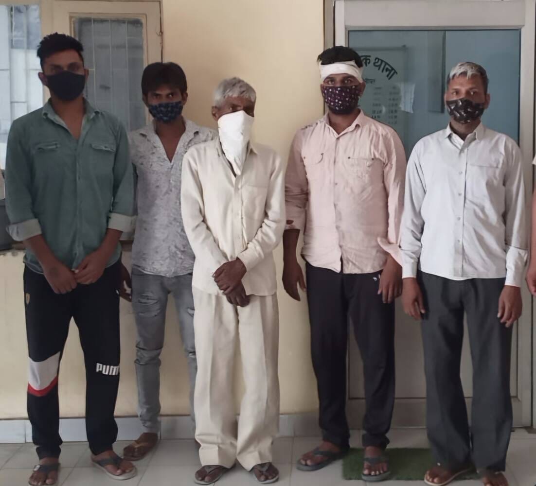 फोटो :14: बुजुर्ग की हत्या के मामले में सजायाफ्ता दो भाई व उनके तीन बेटे। फाइल फोटो
