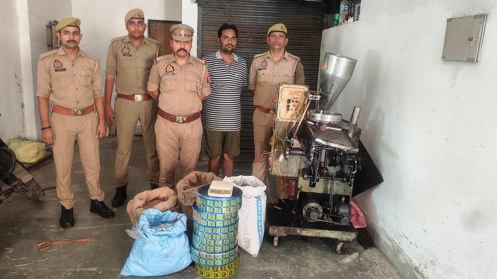 फोटो-17-पुलिस के साथ मौजूद आरोपी चंद्रप्रकाश और पकड़ी गई मशीन व सामान। स्रोत: पुलिस