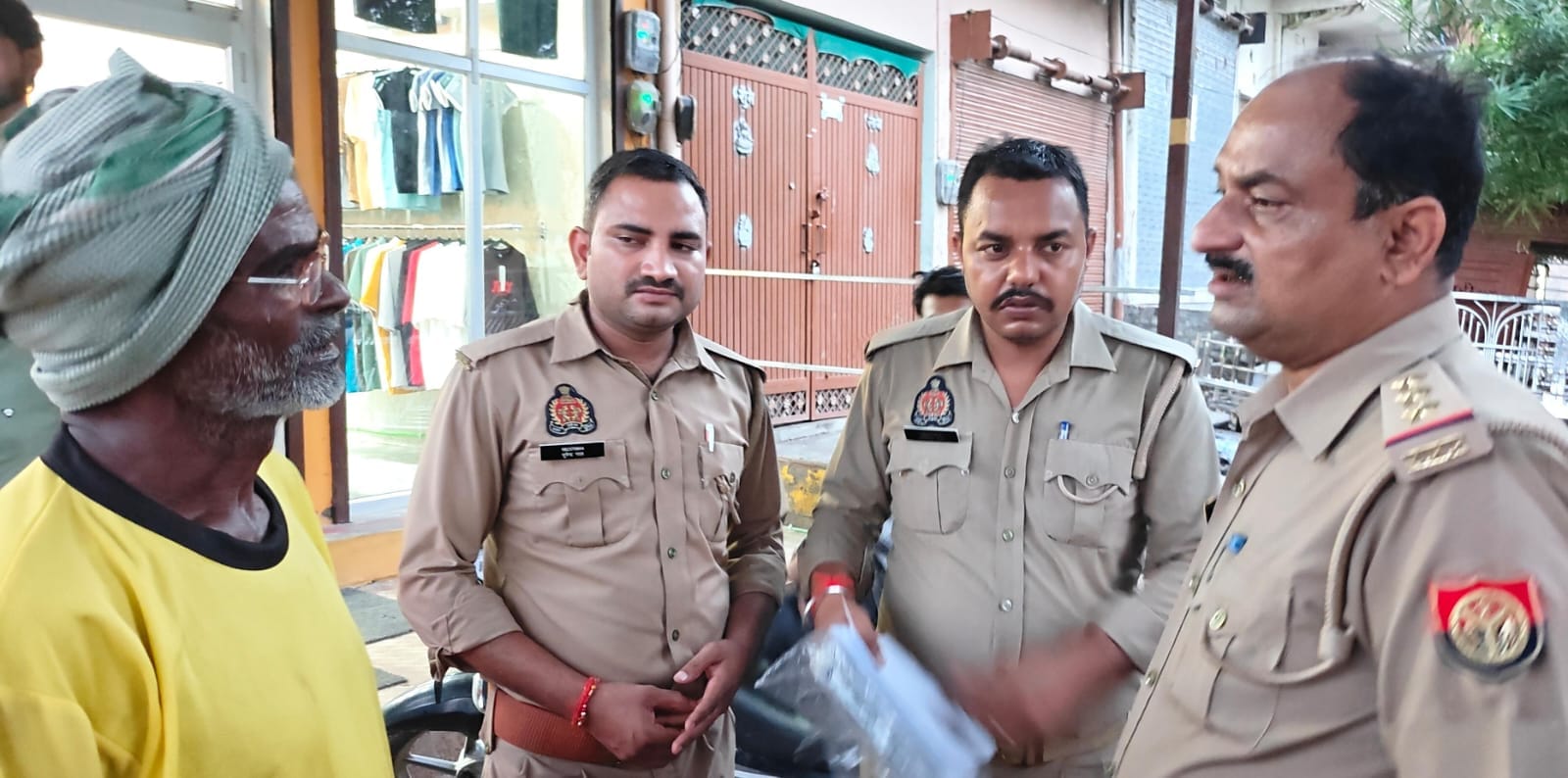 फोटो- 17 युवक के पिता से पूछताछ करती पुलिस। संवाद