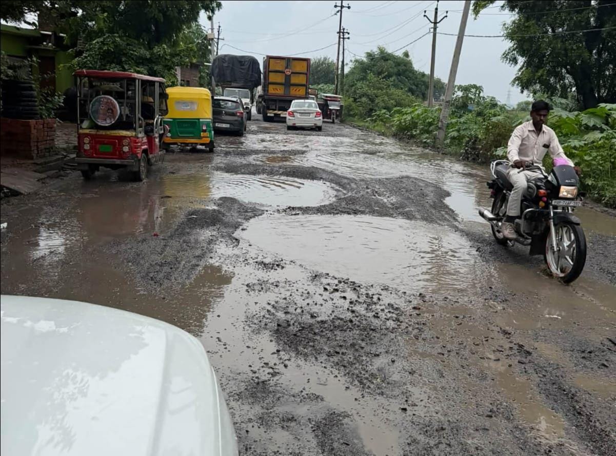 फोटो-28 बहोरिकपुर में सड़क पर हुए गड्ढों में भरा बारिश का पानी। संवाद