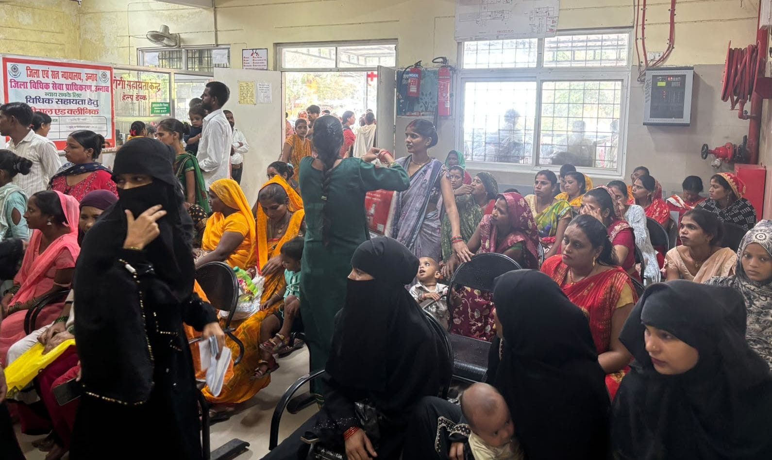 फोटो-29- महिला अस्पताल में बगैर मास्क के मौजूद महिलाएं। संवाद