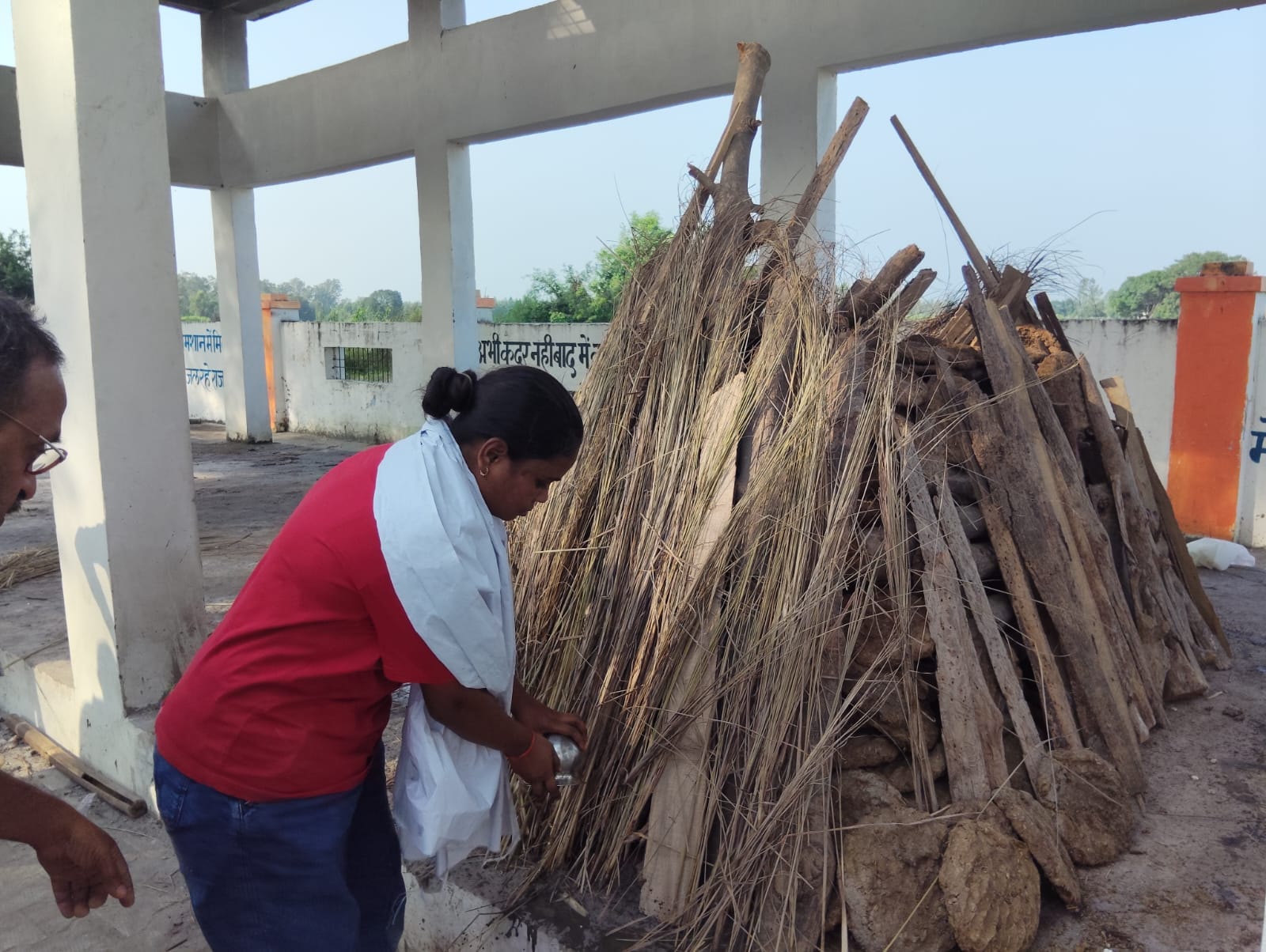 फोटो 30 - अमांपुर शमशान घाट पर पिता को मुखग्नि देती बेटी। स्रोत : संवाद