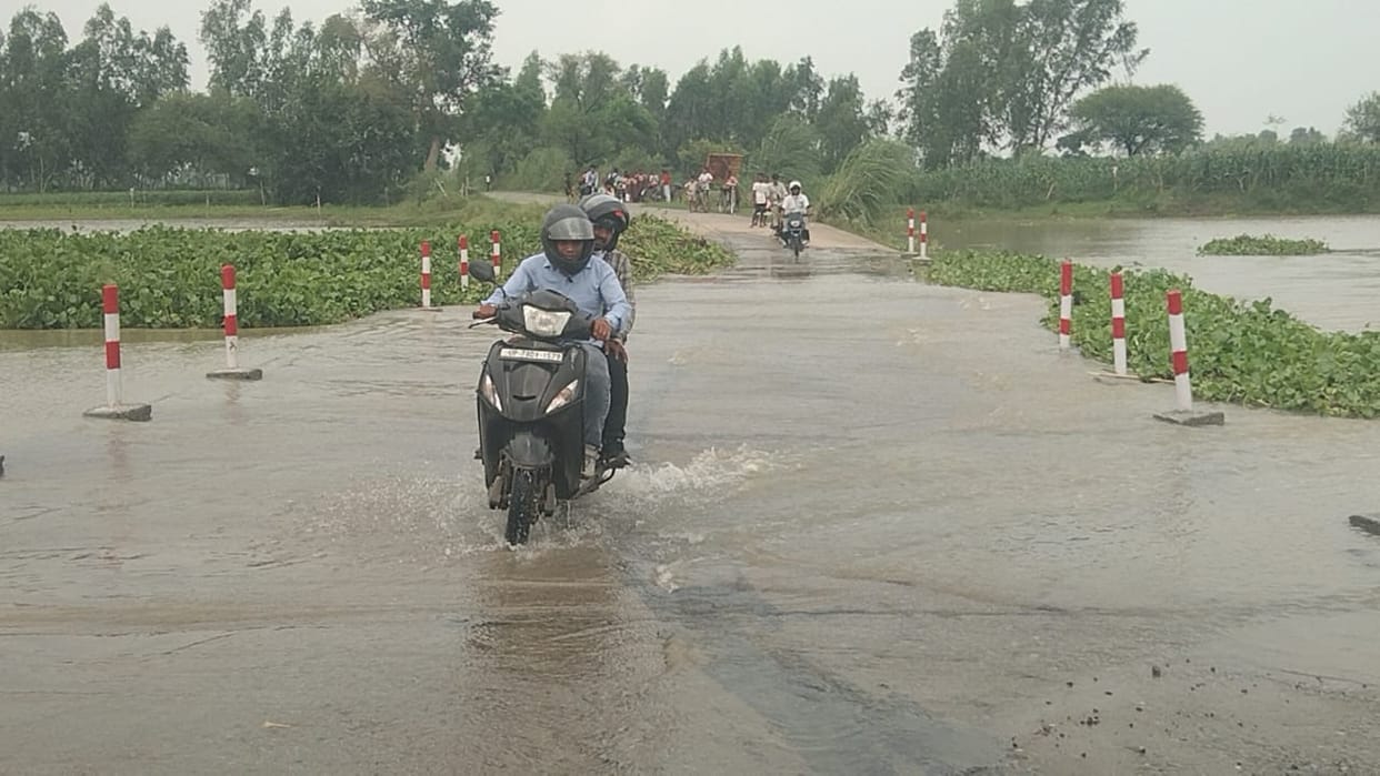 Water level of the Ramganga rose; water flow intensified at the Amaiyapur culvert.