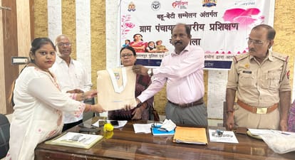 फोटो-39-बलरामपुर के पचपेड़वा ब्लॉक में प्रशिक्षु को किट देते मास्टर ट्रेनर  मोहित कुमार श्रीवा