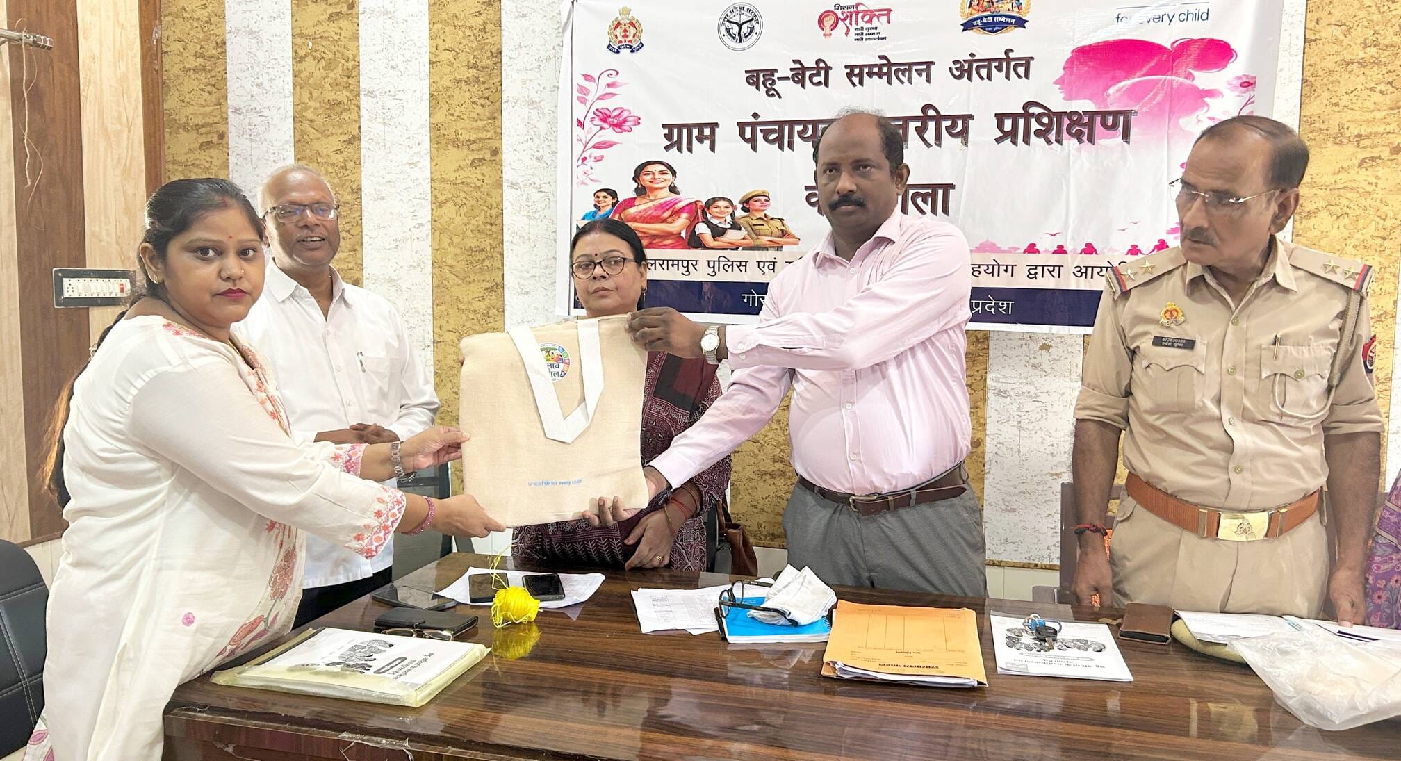 फोटो-39-बलरामपुर के पचपेड़वा ब्लॉक में प्रशिक्षु को किट देते मास्टर ट्रेनर  मोहित कुमार श्रीवा