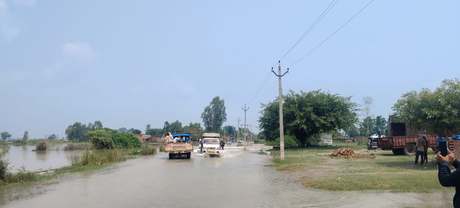 10 houses in Samaichipur Chitar were swallowed by the Ganges; 50 families remain in the village.