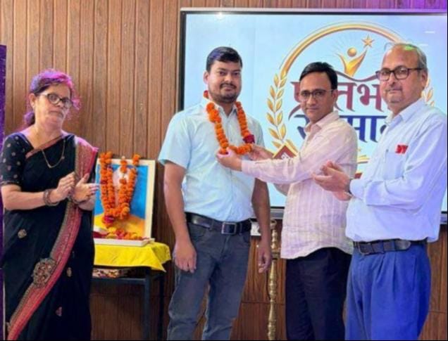 फोटो-42- अंशुल पटेल को सम्मानित करते प्रबंधक रिजवान अहमद। स्रोत: विद्यालय