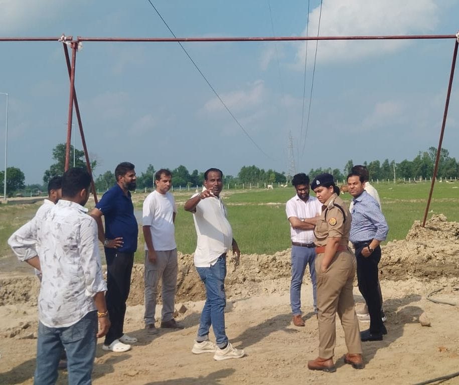 फोटो-43- कार्यक्रम स्थल पर तैयारियों का जायजा लेते अधिकारी। संवाद