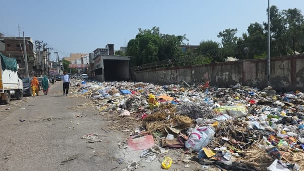 फोटो-53: बहादुरगढ़ के पुराना कोर्ट रोड पर पड़ा कूड़ा। संवाद