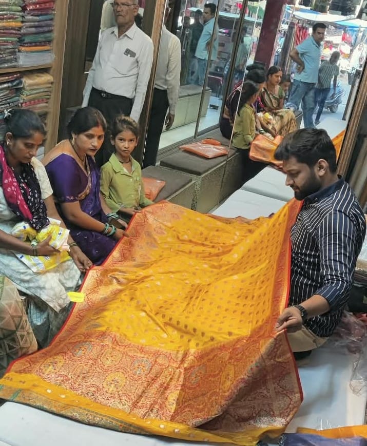 फोटो- 62: बहादुरगढ़ के रेलवे रोड स्थित दुकान में साड़ी खरीदती महिलाएं। संवाद