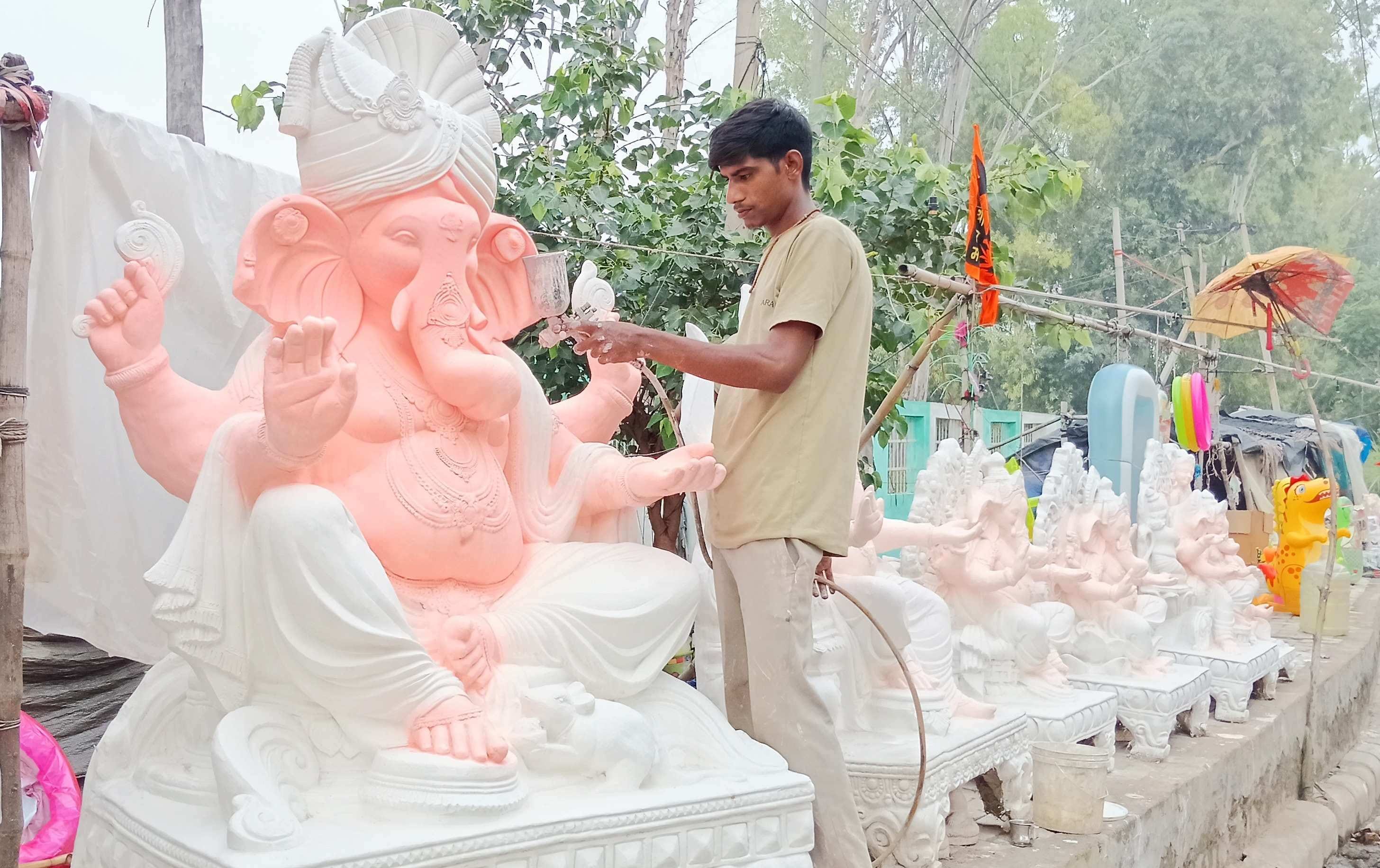 -फोटो 93 : सेक्टर-9 मोड़ के नजदीक गणपति की मूर्ति को सजाता कारीगर। संवाद