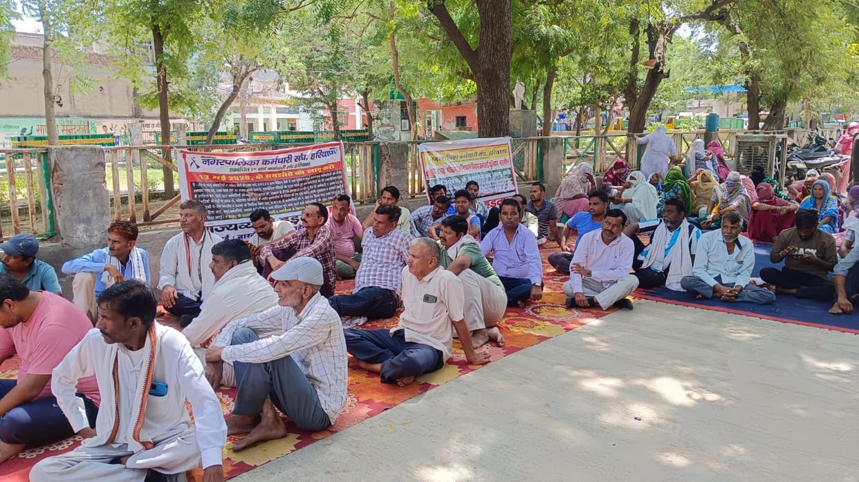 Sanitation workers remained defiant despite the notice; six employees returned to the protest.