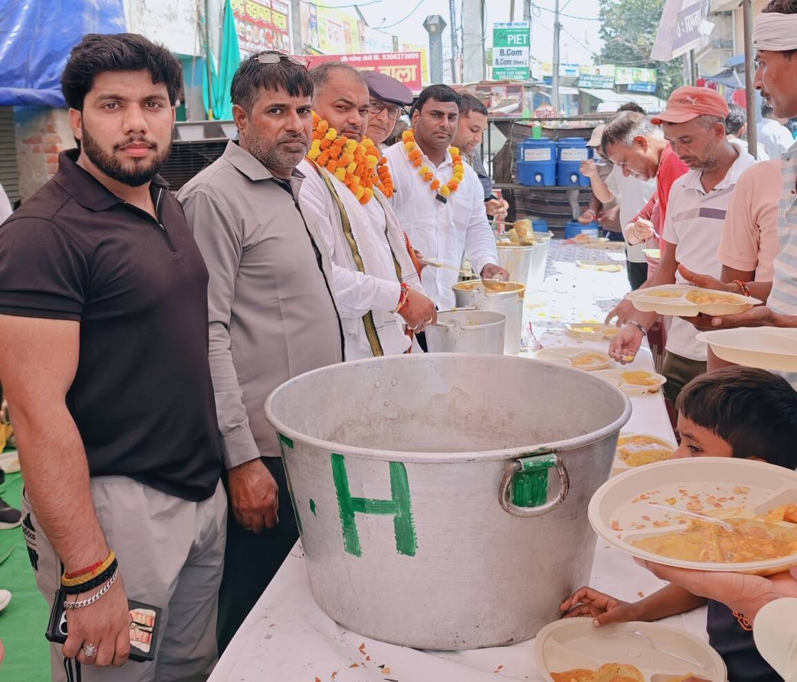 Devotees received Prasad in the Bhandara