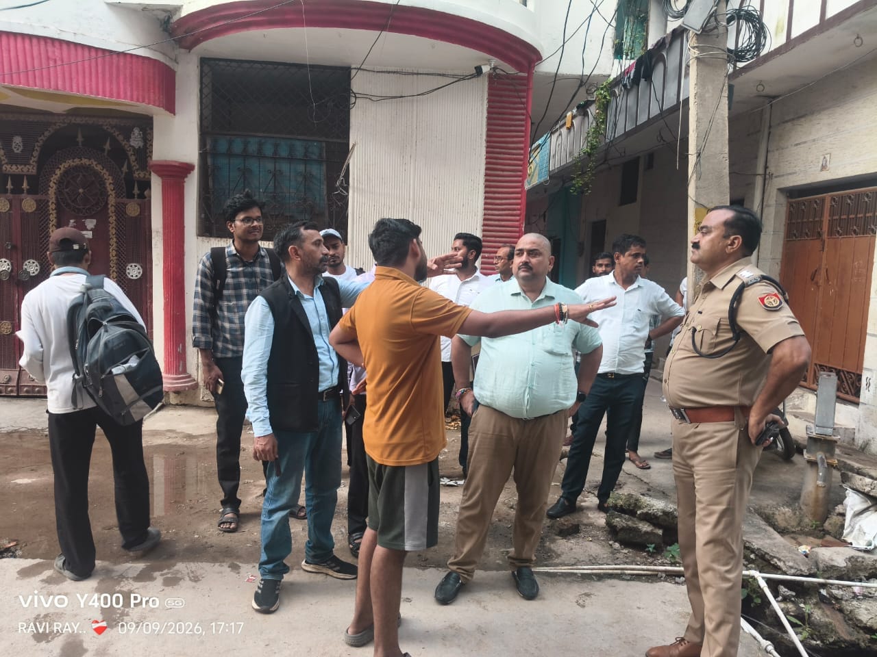 फोटो09 एचएएमपी 30- कोचिंग सेंटर का निरीक्षण करते एसडीएम व अन्य अधिकारी। संवाद