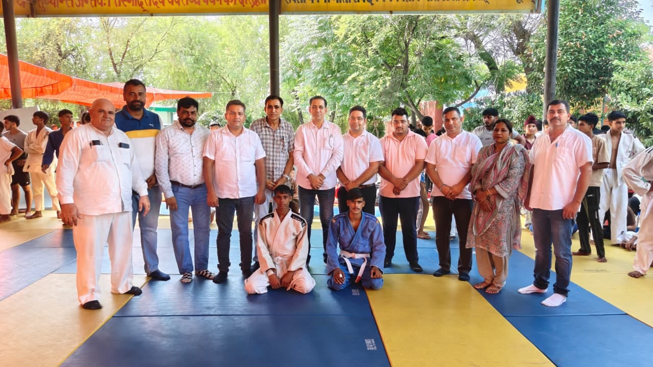 फतेहाबाद। गांव धांगड़ के पीएम श्री स्कूल में आयोजित राज्य स्तरीय प्रतियोगिता का शुभारंभ करवाते 