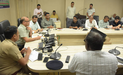 फतेहाबाद। लघु सचिवालय के सभागार में अधिकारियों की बैठक लेते हुए डीसी डॉ. विवेक भारती। सूचना विभ