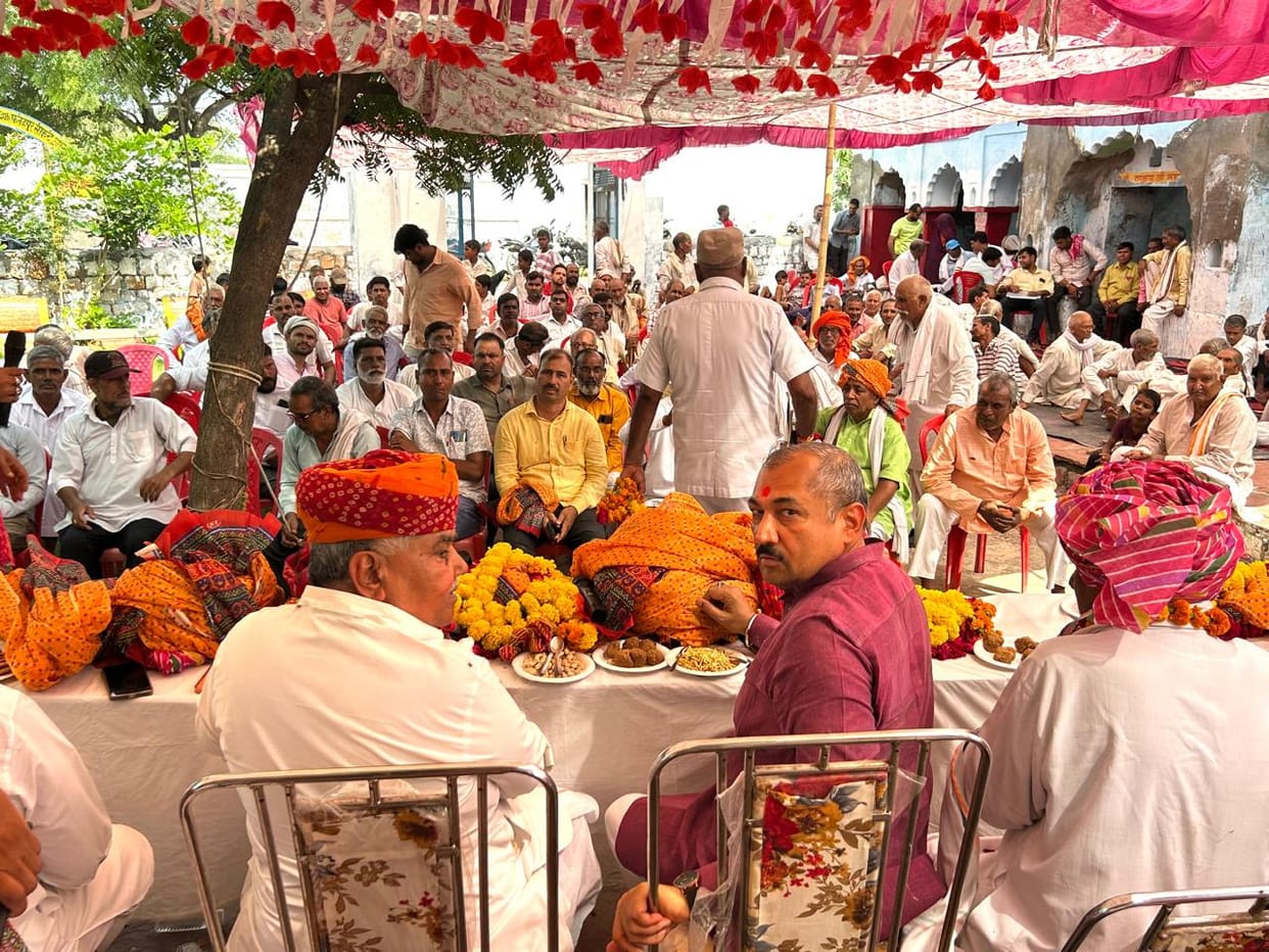 Chaudhary Babulal listened to the villagers' grievances at the Tikri Jan Chaupal.