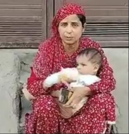 गंगेरू रोड पर घर के बाहर धरना देती विवाहिता। संवाद