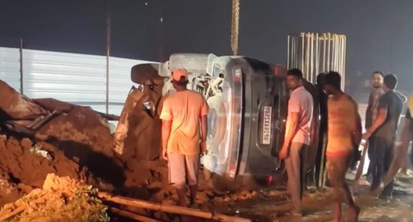 गोला में बाईपास मार्ग पर फ्लाईओवर निर्माण स्थल में पलटी पड़ी कार। स्रोत: वीडियो ग्रैब