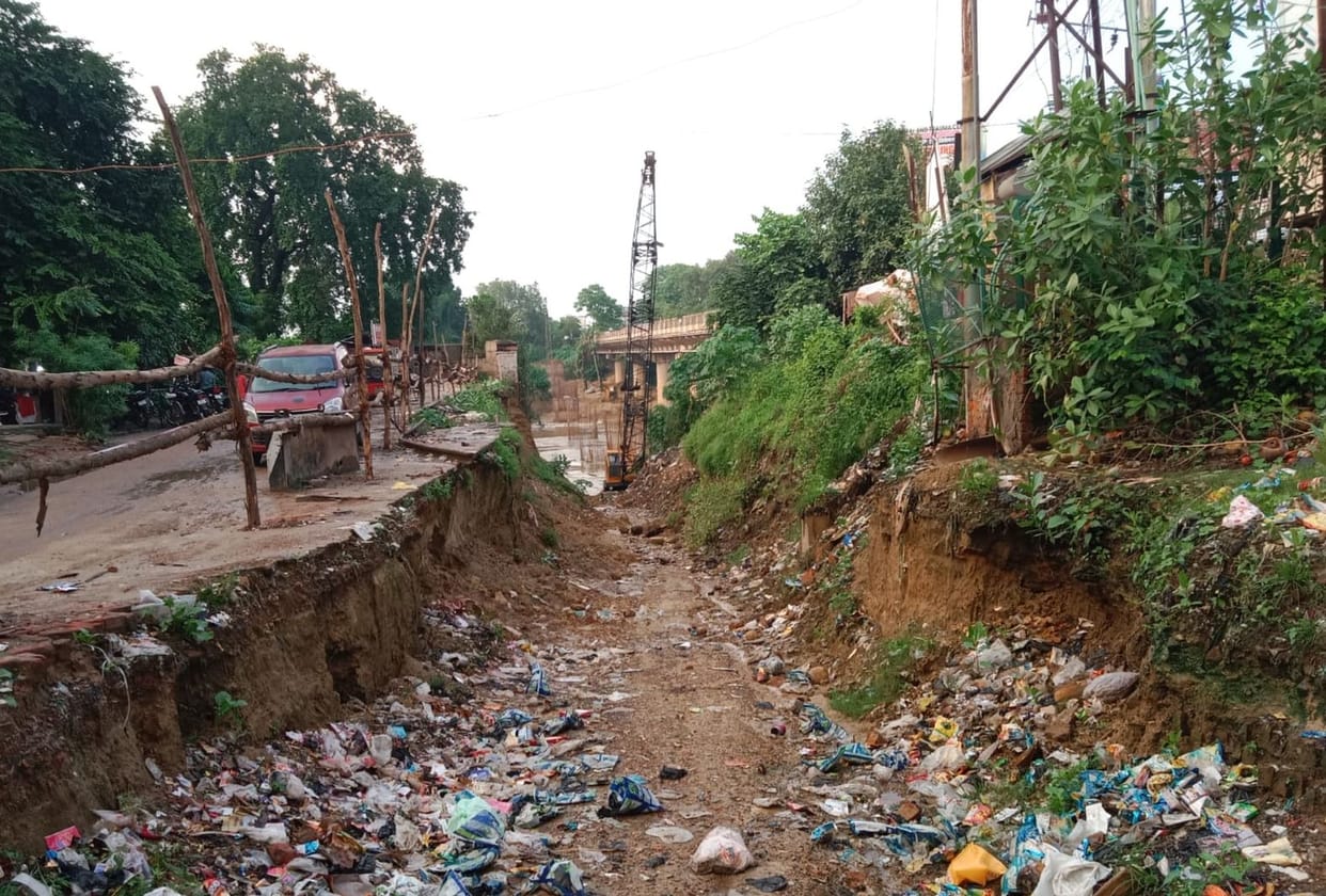Construction of four bridges halted due to overflowing Gomti river