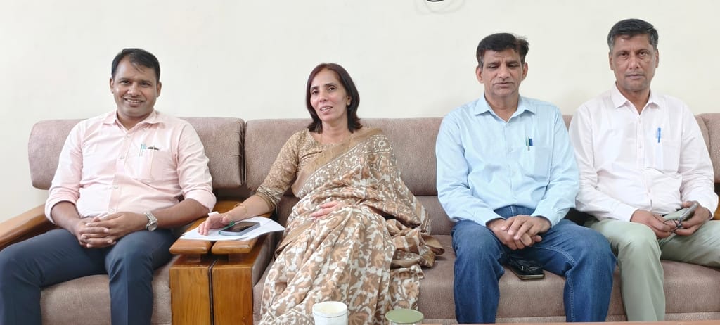 गुरु गोरखनाथ जी के महाविद्यालय में प्रिंसिपल अंजू चौधरी पत्रकारों से बातचीत करते हुए ।