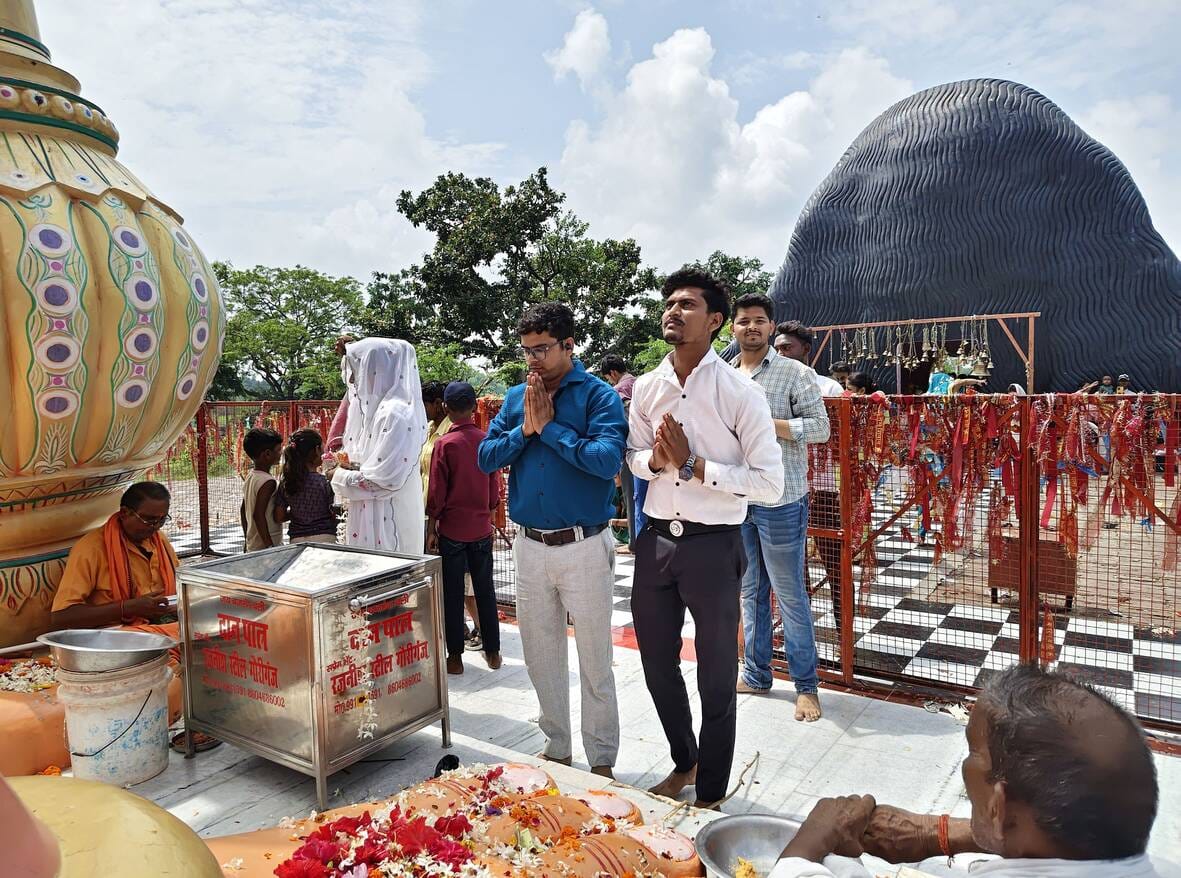 गौरीगंज के गढ़ामाफी स्थित हनुमान धाम में दर्शन-पूजन करते श्रद्धालु। -संवाद