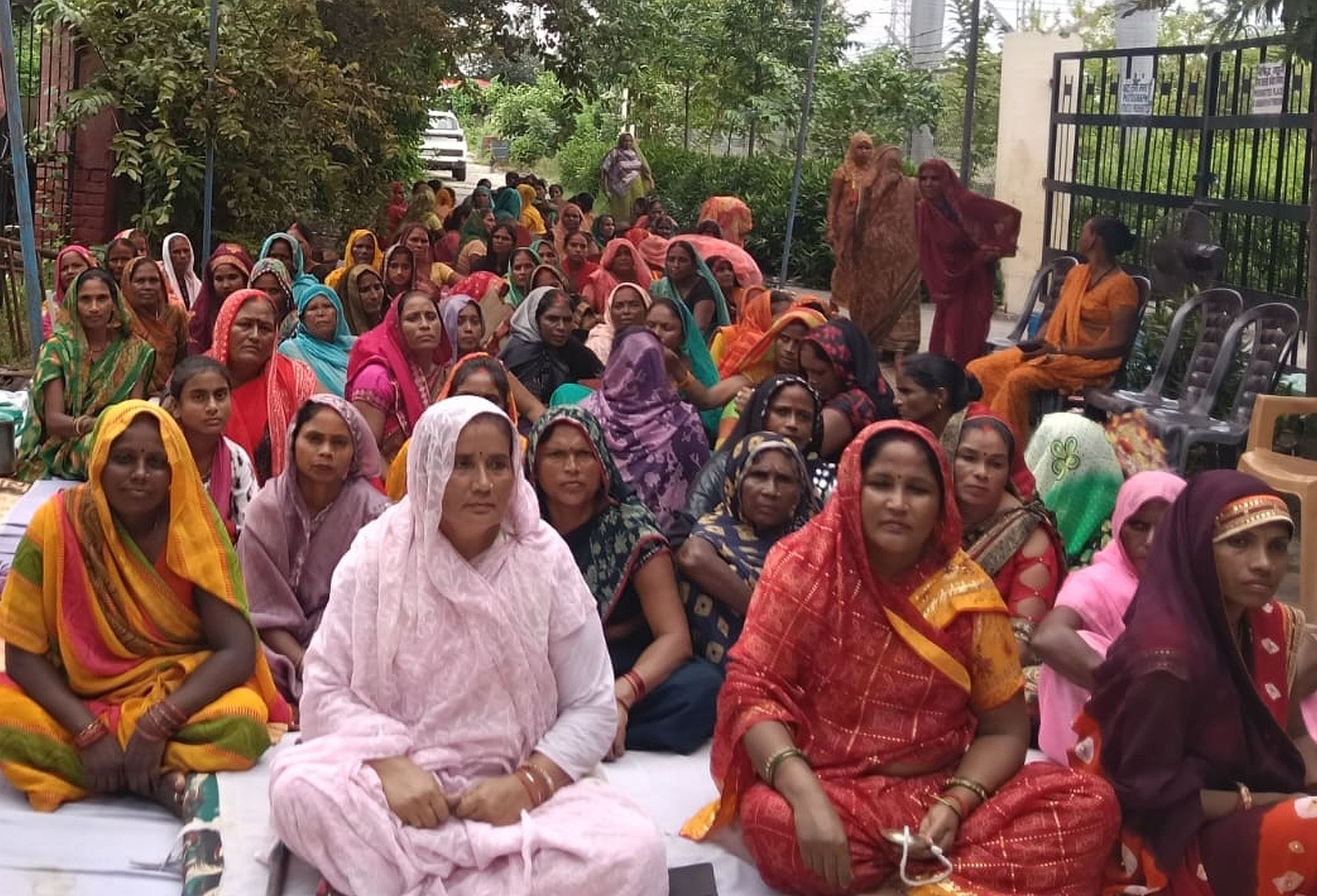  गौरीगंज स्थित अधीक्षण अभियंता कार्यालय के बाहर प्रदर्शन करती महिलाएं। स्रोत: स्थानीय नागरिक