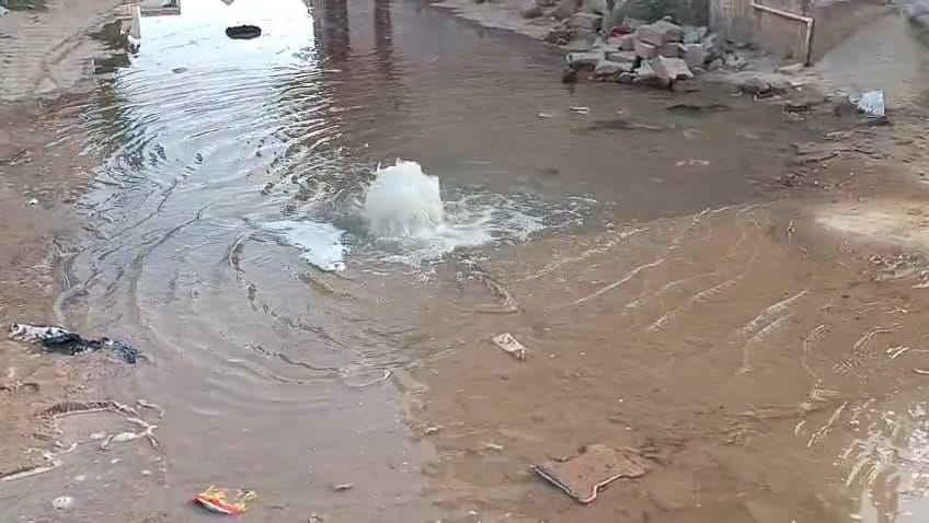 Drinking water line connections broke due to high pressure, thousands of liters of water flowed into the drains