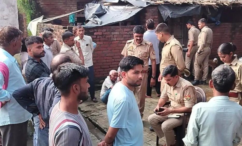 घटनास्थल पर जांच करती पुलिस व मौजूद परिजन। स्रोत ग्रामीण