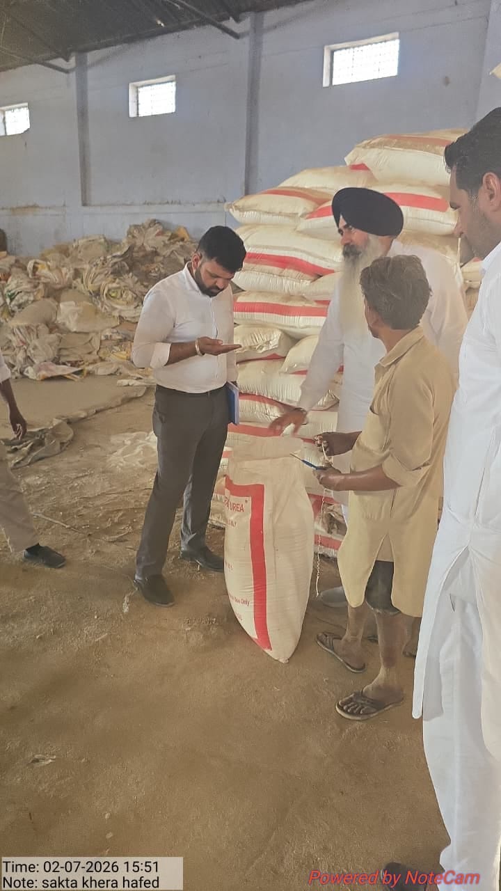 हैफेड के गोदाम पर यूरिया की जांच करने पहुंची टीम। 