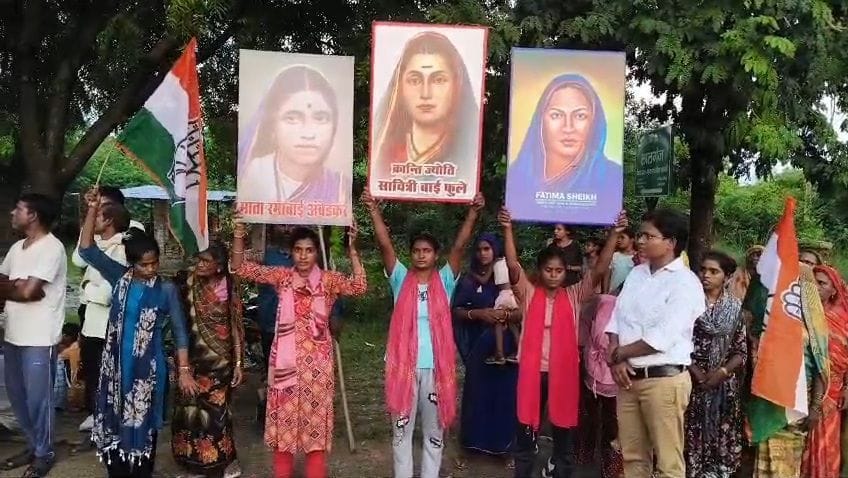 हलोर में नेता प्रतिपक्ष राहुल गांधी के स्वागत के लिए खड़ी बालिकाएं।