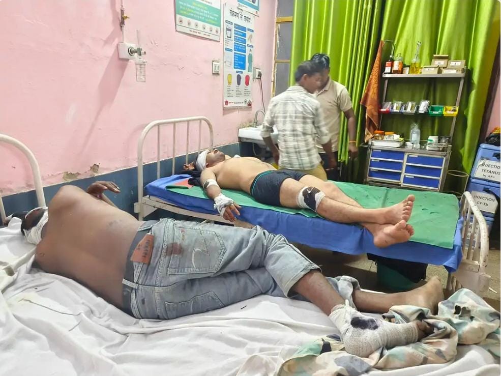 हरड़  में हुए हादसे में सीएचसी में भर्ती घायल। संवाद