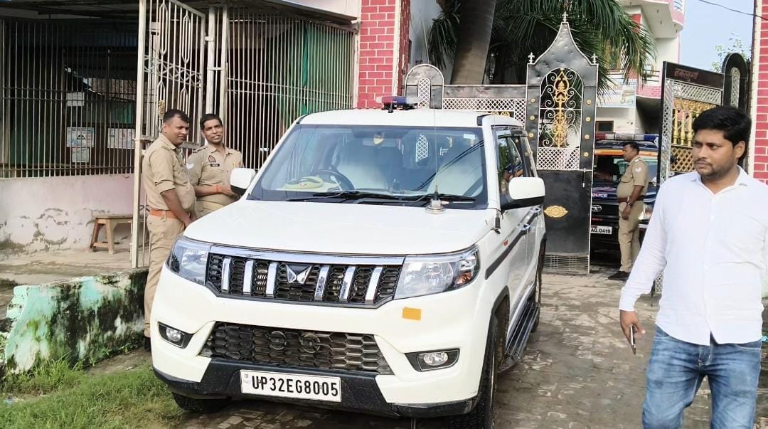 होटल में छापामारी करने पहुंची पुलिस । संवाद