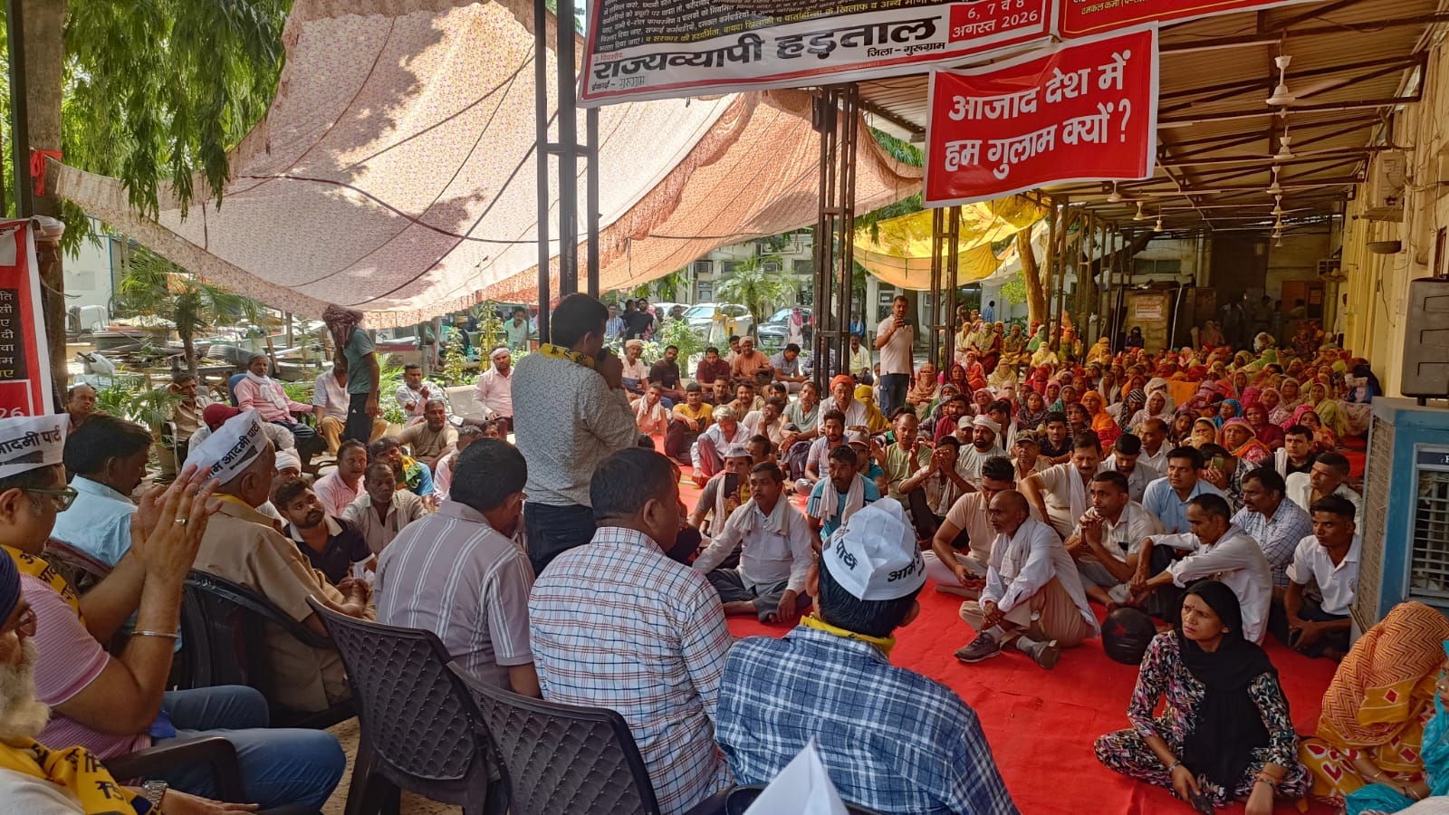 हड़ताल पर बैठे नगर निगम के सफाई कर्मचारी। वि.