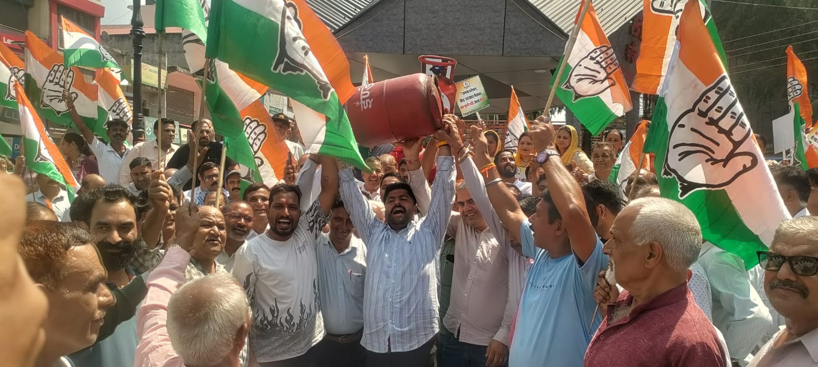 इंद्रपाल चौक नादौन  में महंगाई के खिलाफ कांग्रेसी विरोध प्रदर्शन करते हुए। स्रोत : जागरूक पाठ